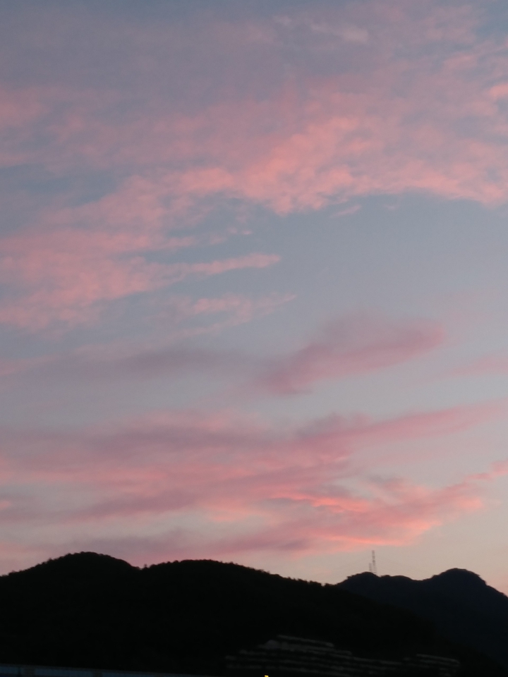 핑크빛 하늘과 산
