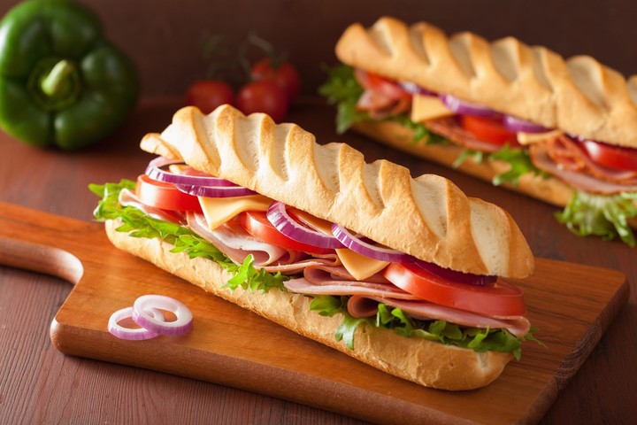 Bacett mit tomato salad zwiebel und schinken.