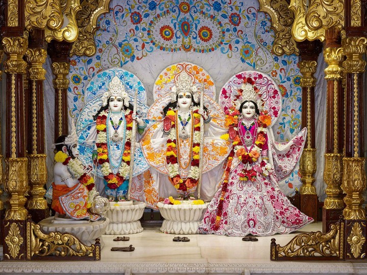 Ram Parivar with Hanuman Ji.
