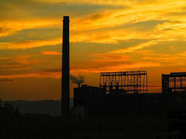 apus soare zona industrializata