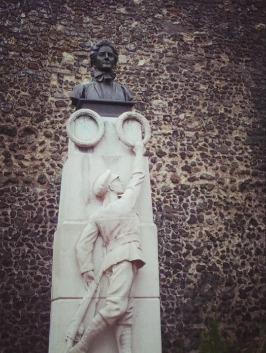 statue
