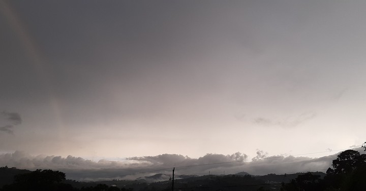 Cielo nublado arcoiris