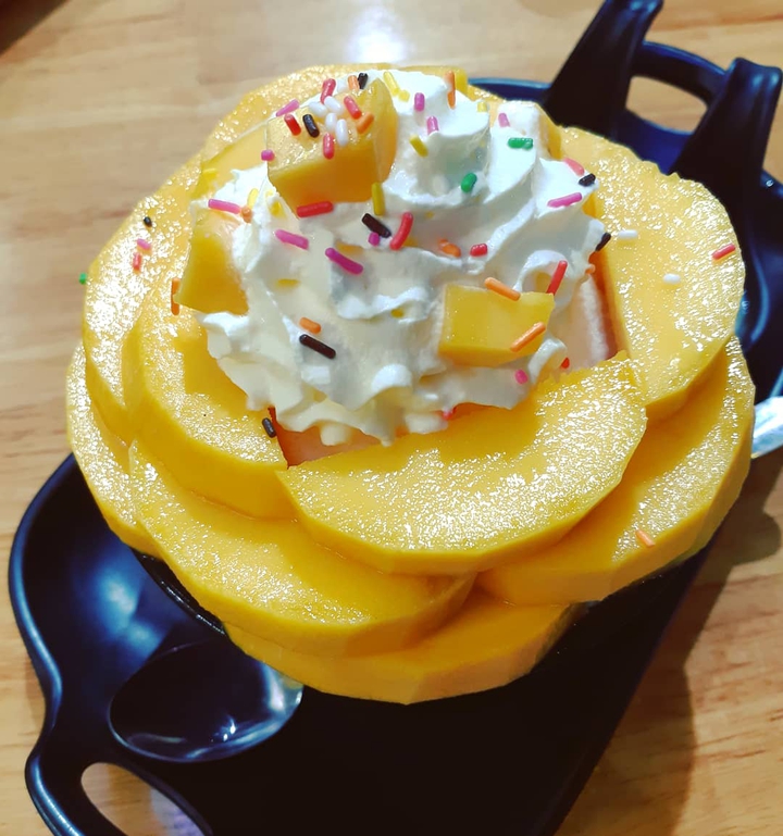 Bingsu mango with whipping cream