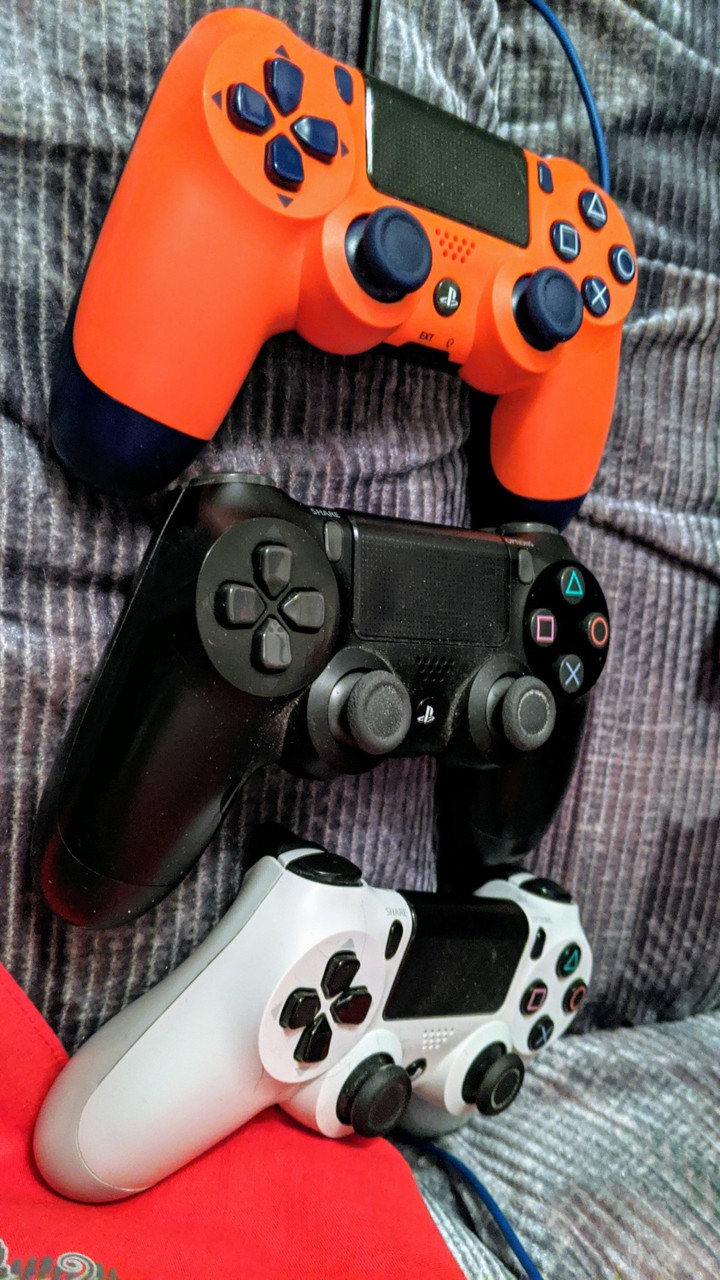 PS4 controllers