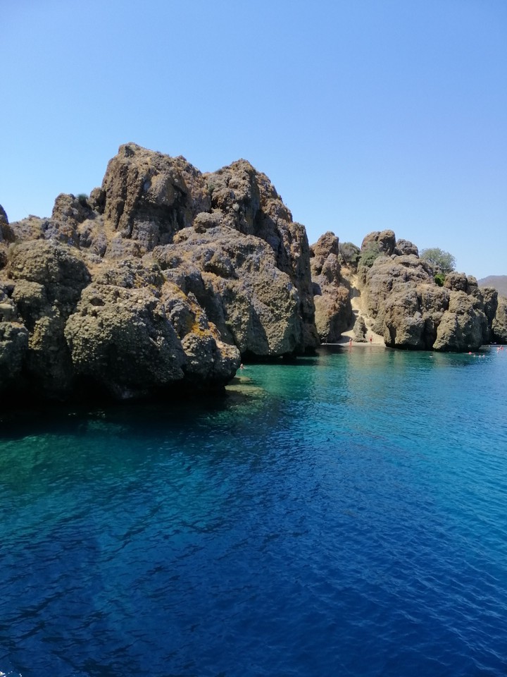 скалы в море