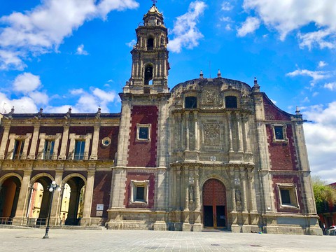 Bajo un Cielo Azul