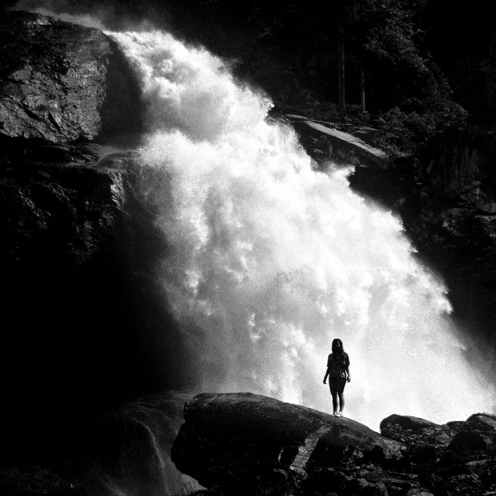 La chica en la cascada