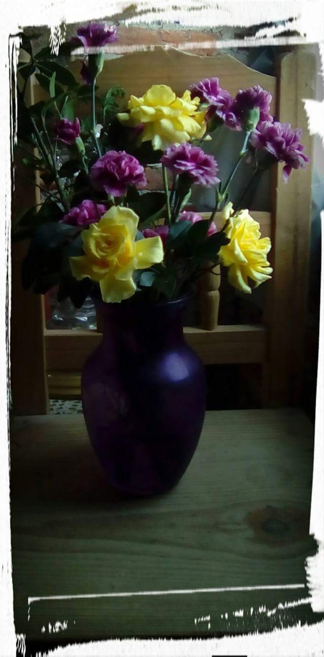 florero en silla