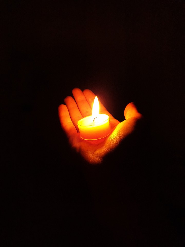 Des ténèbres peut naître une lumière.