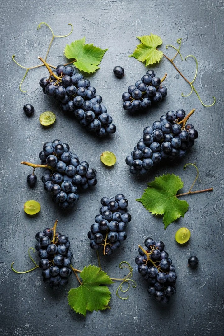 BLACK GRAPES