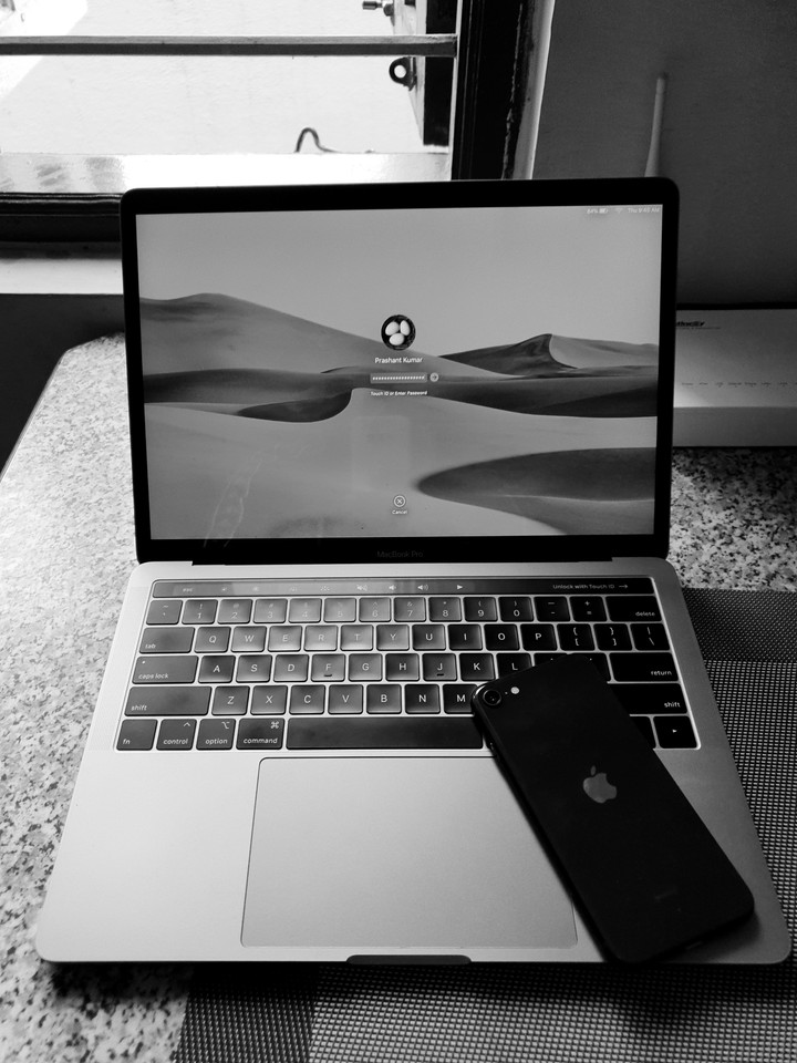 MacBook iPhone