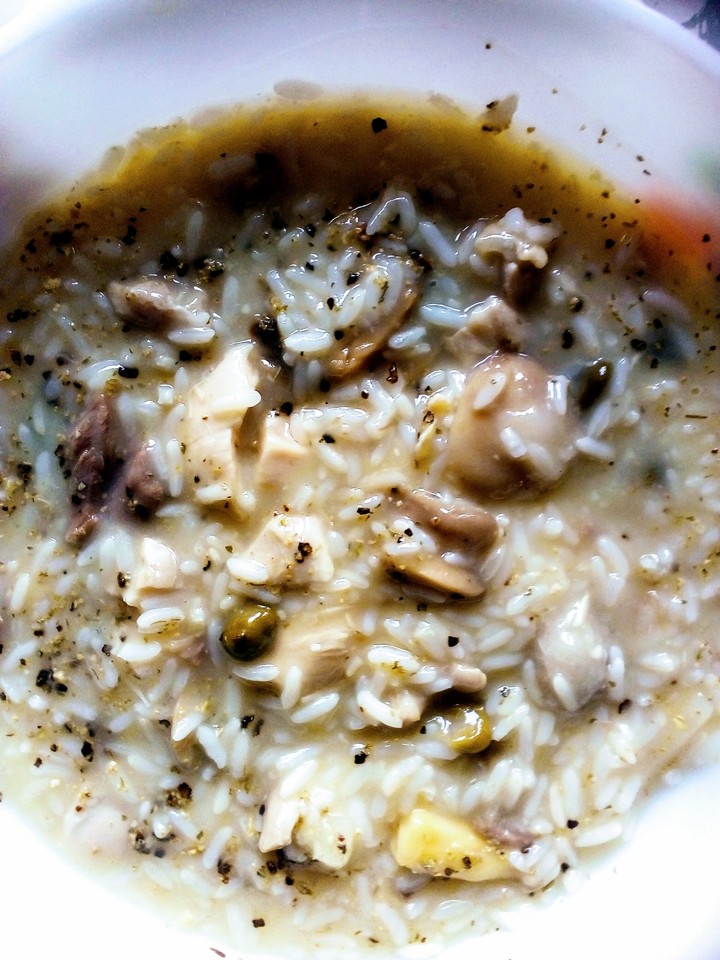 Mittagsessen.Friekaße mit Reis Kabern spargelsoße .