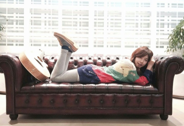 Juniel photo (aoa 짧은 치마 뮤직비디오에 나온 쇼파 위에서.png)
