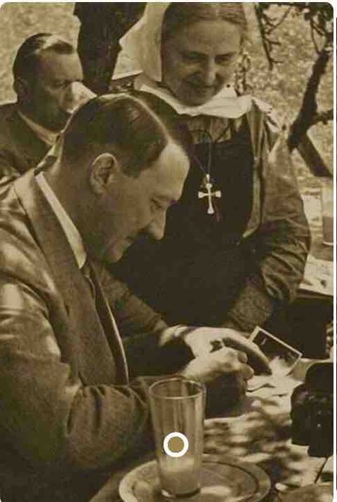 Autógrafos del Führer ?