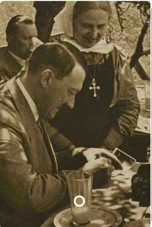 Autógrafos del Führer ?