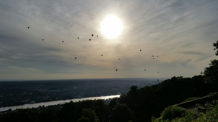 Ballons über dem Rhein