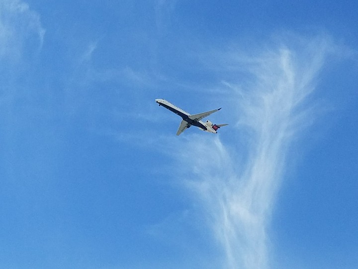 Delta Airlines MD-90 over Boise