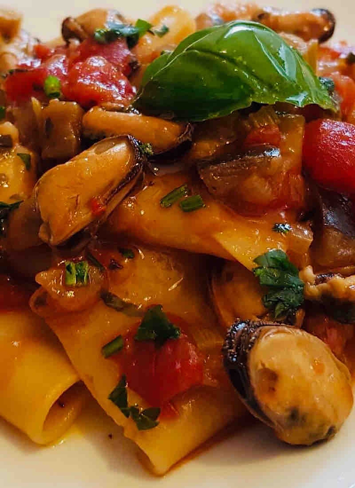 Paccheri, pomodoro, cozze e melanzane ?