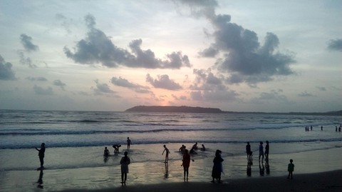 A crowdy beach day