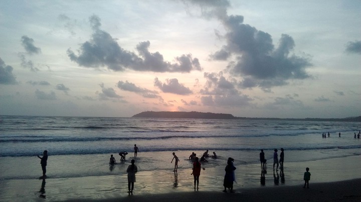 A crowdy beach day