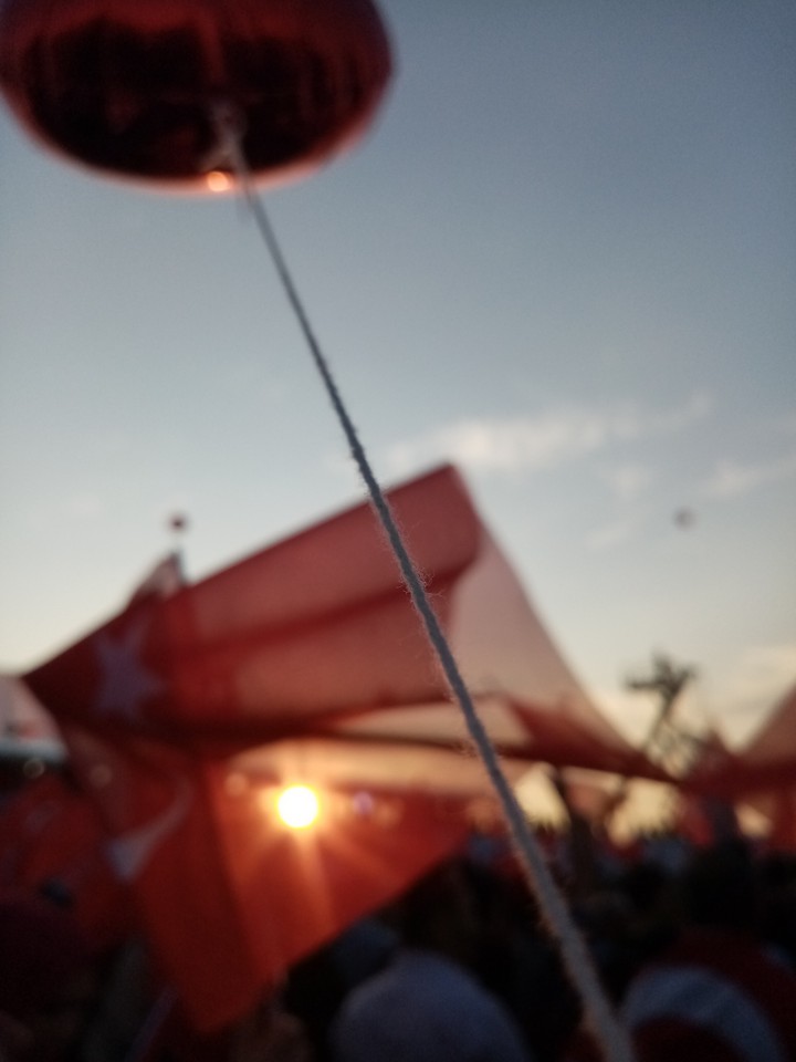 Bayraklar ve Gökyüzü