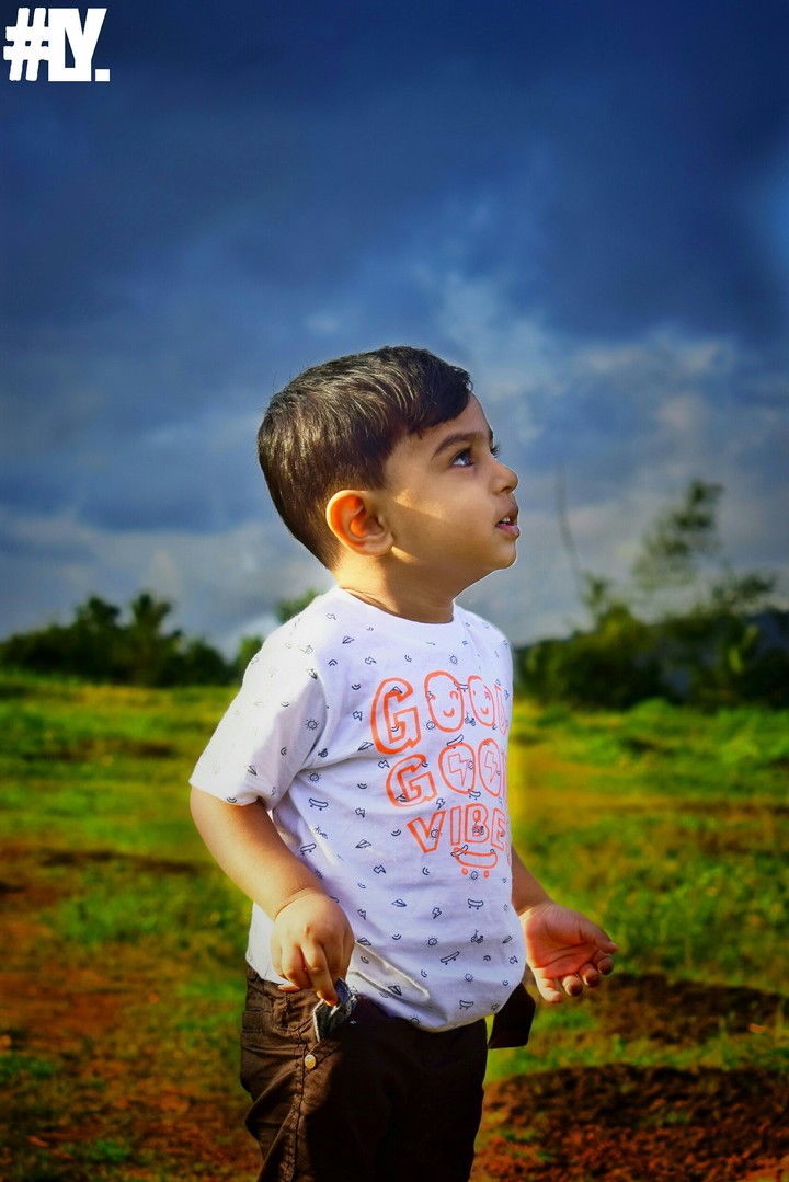 cute kid looking at the sky