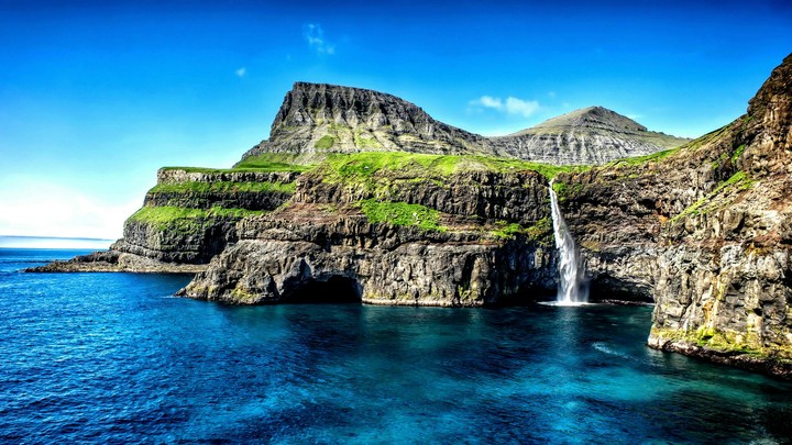 Wonderful Hawai waterfall