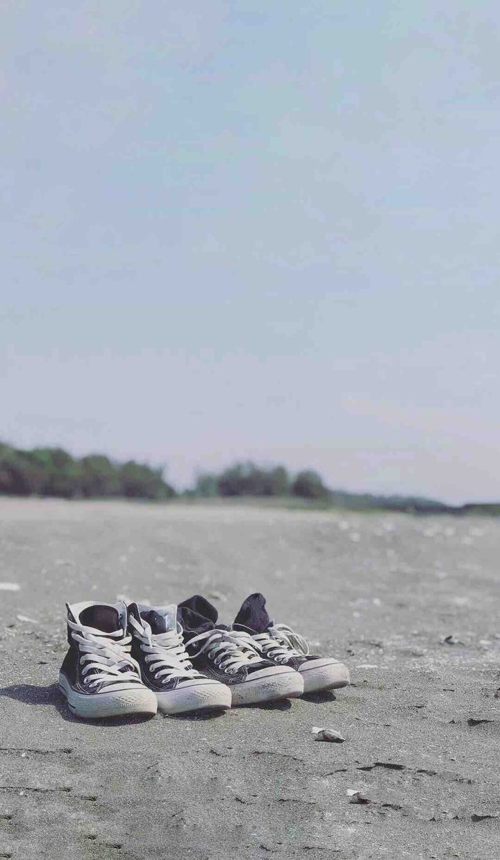 沙灘上的鞋 shoes  on the beach