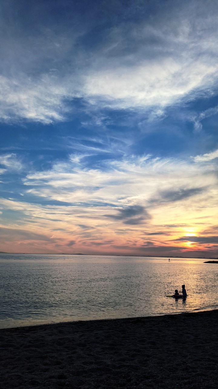 日没前の空と海