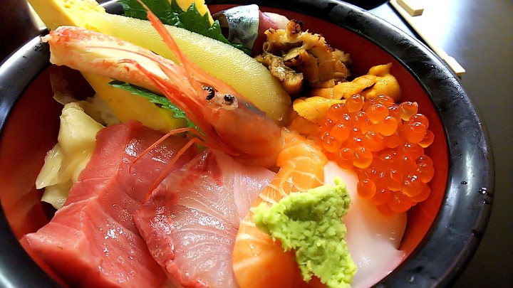 Bowl of rice topped with sashimi