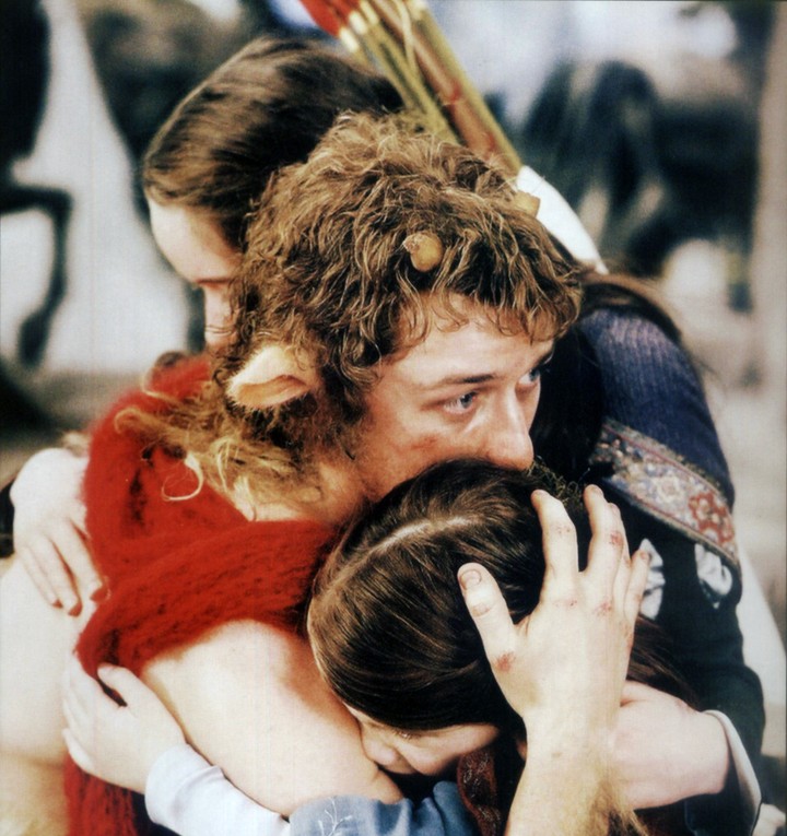 Susan and Lucy save Mr.Tumnus