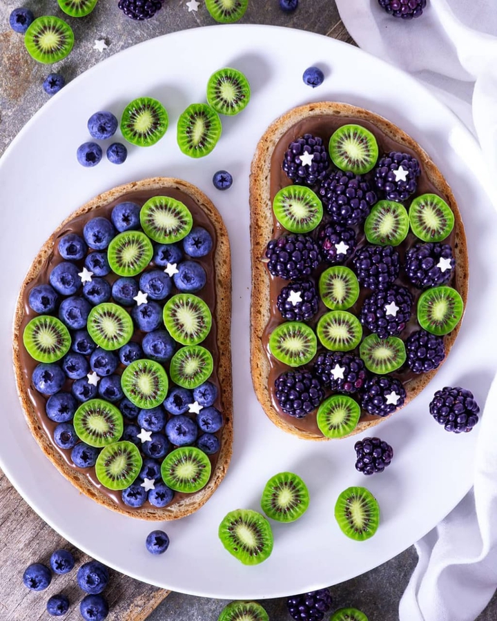 toasts with nougat spread blueberries, blackberries