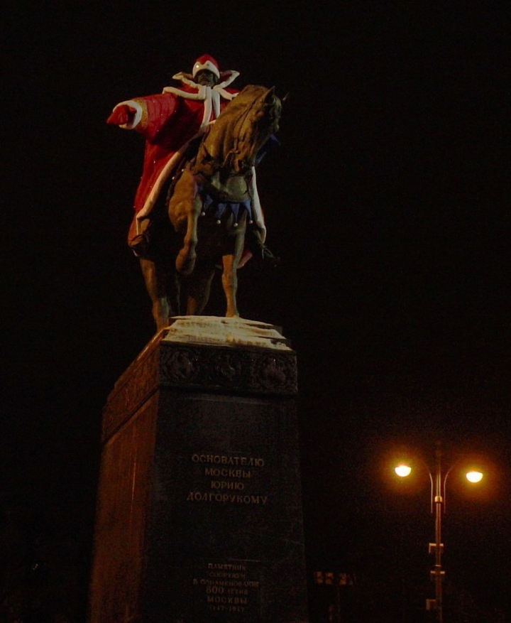 The monument to Yuri Dolgoruky the New year. Moscow