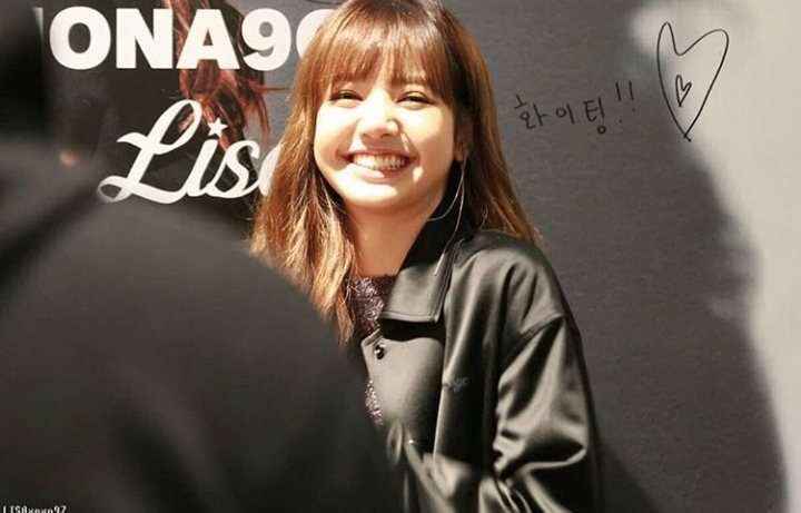 Lisa at her 1st solo fan greeting