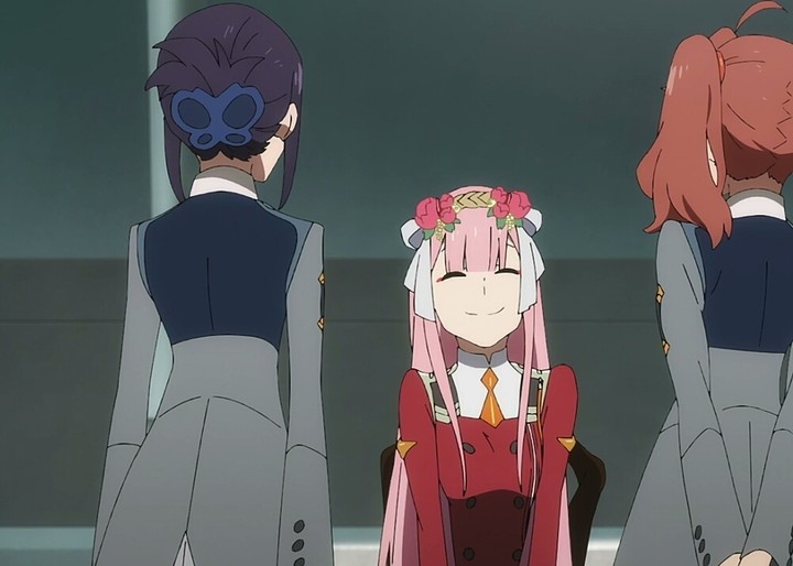 02 примеряет свой подарок