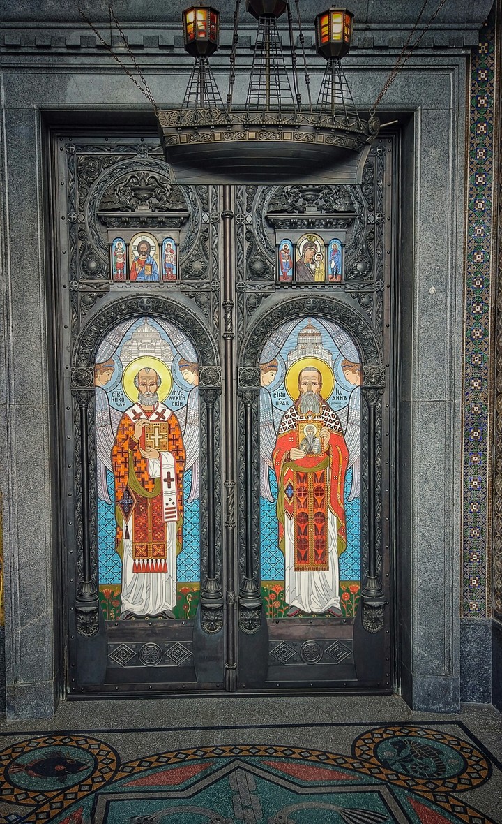 Двери в храм.