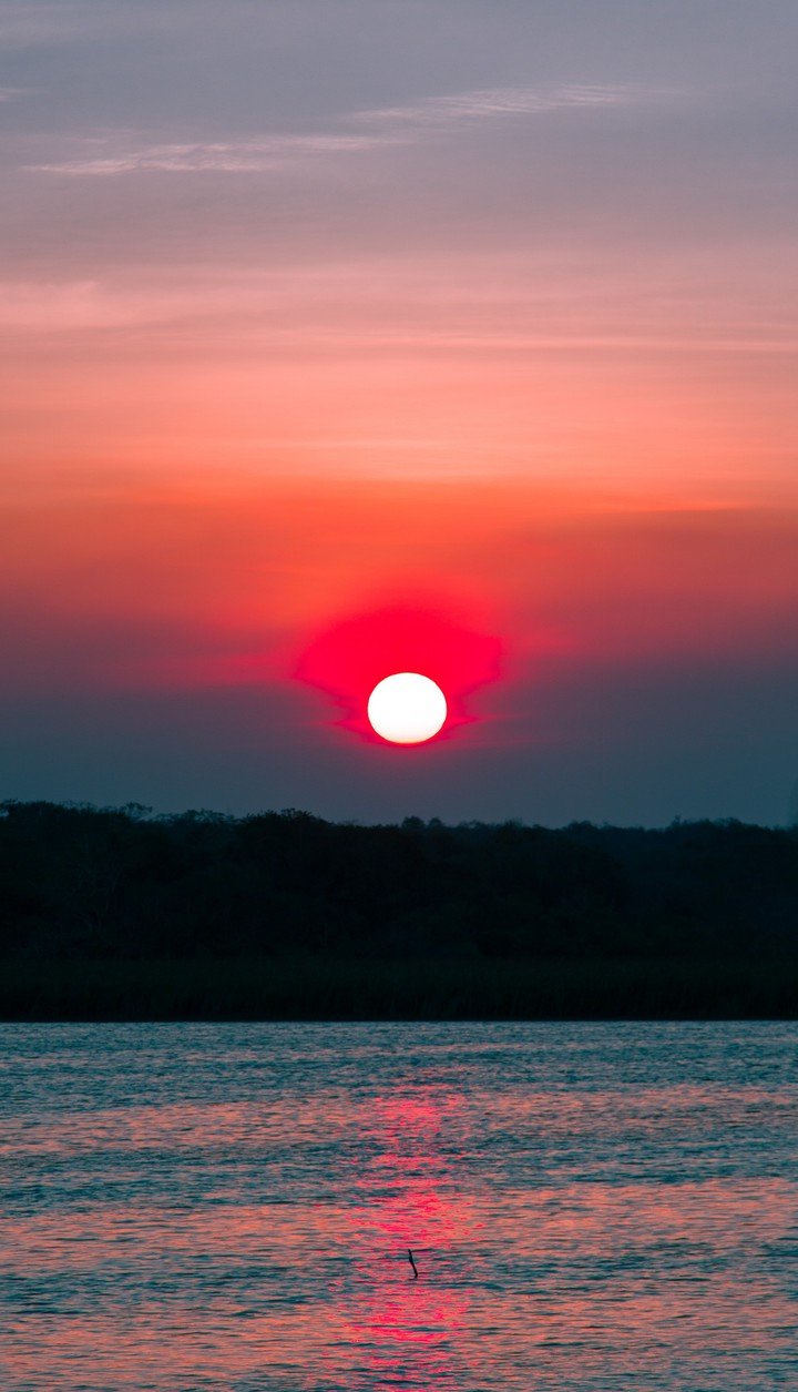 La puesta del sol sobre un bello lago maya