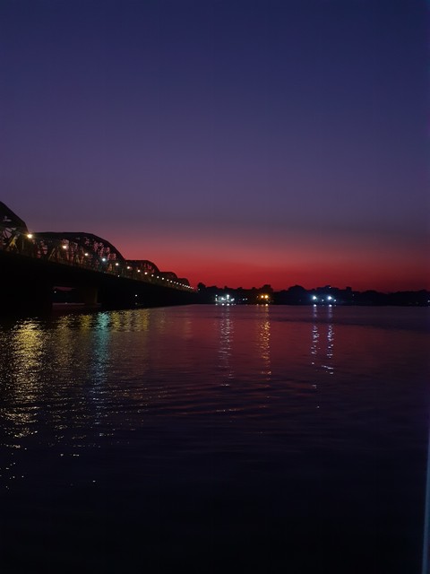 ταπετσαρίες lake, Bank