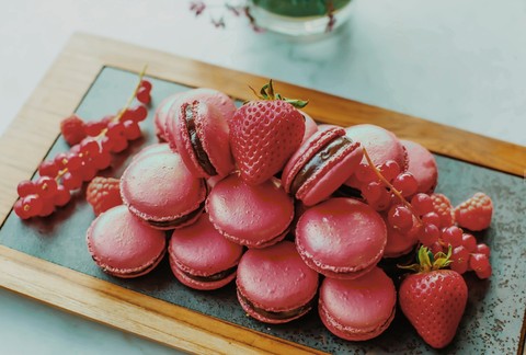 Strawberry macaron