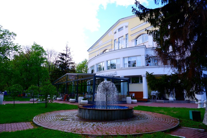 Позади театра