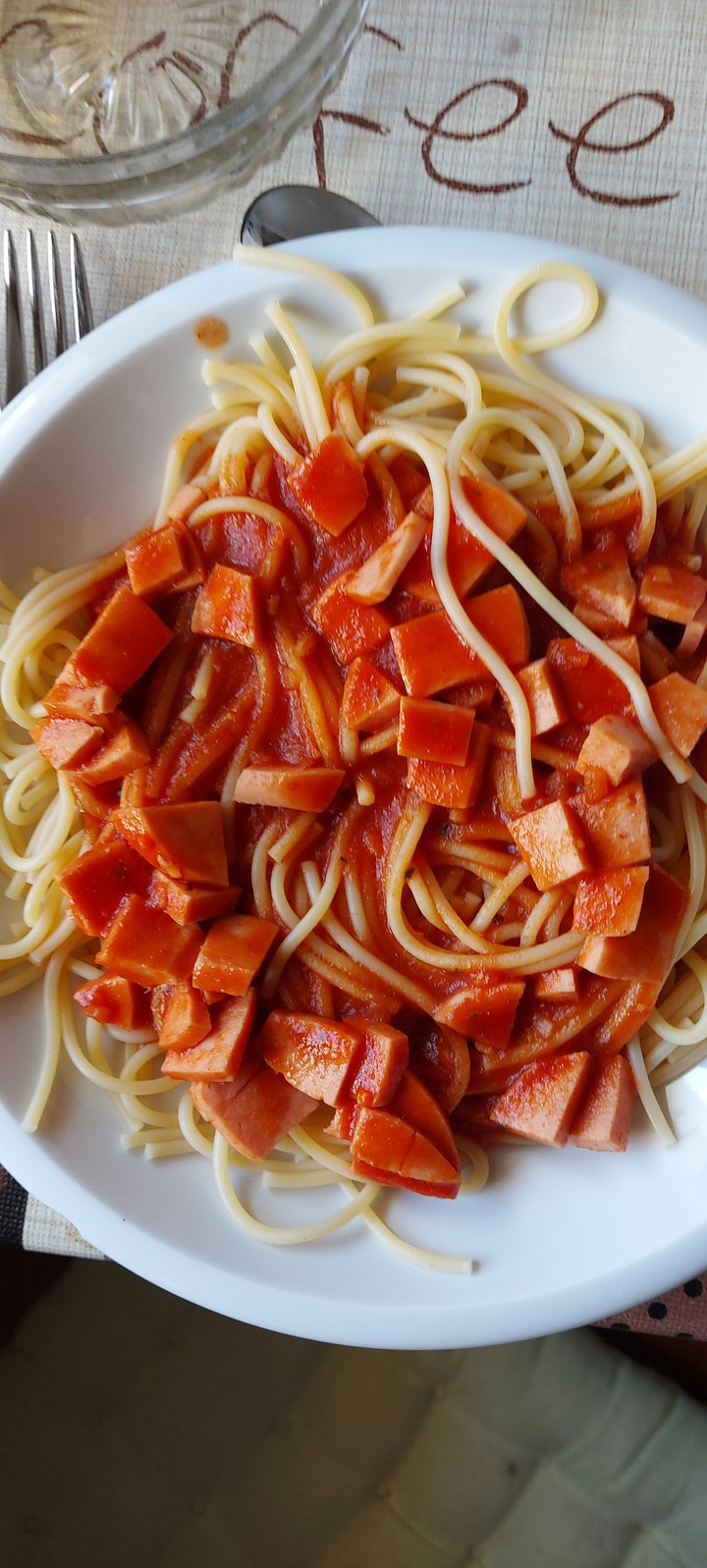 Spagetti. Tomato Wurst und Parmakäßes