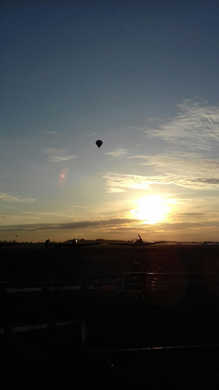 #airplanes #sunset #hotairballons #nofilter