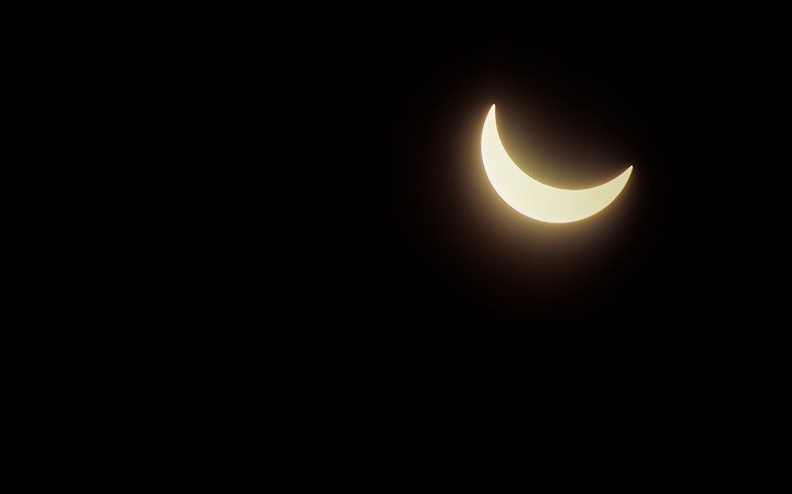 밤 하늘의 초승달