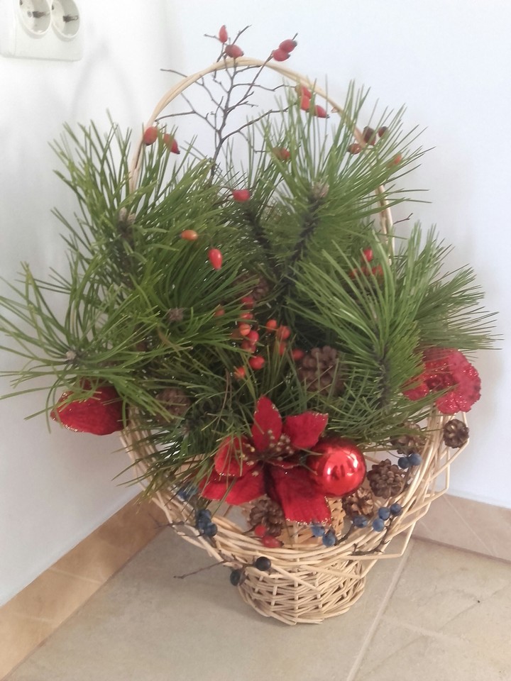 Christmas bascket with decorations made by me