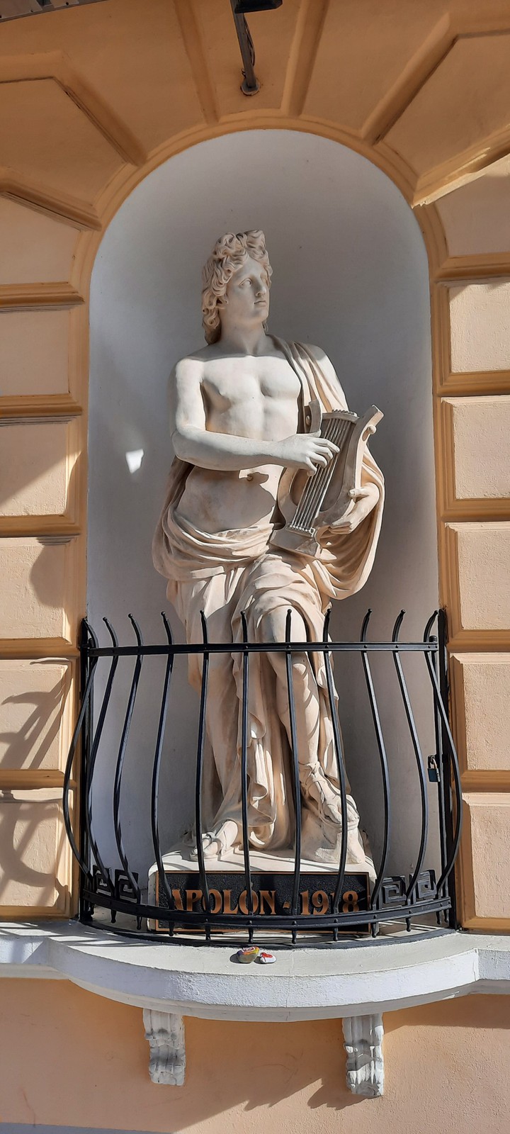 Apolon