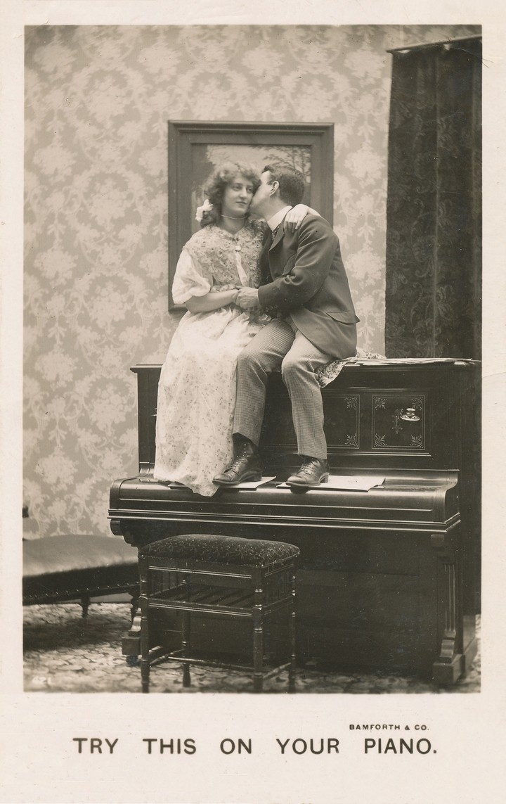 피아노 위에서, 1906년도 작품