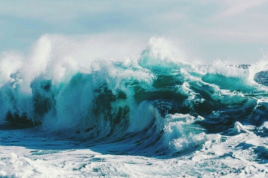 Das Meer mit großen Wellen