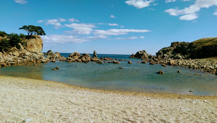 На море.