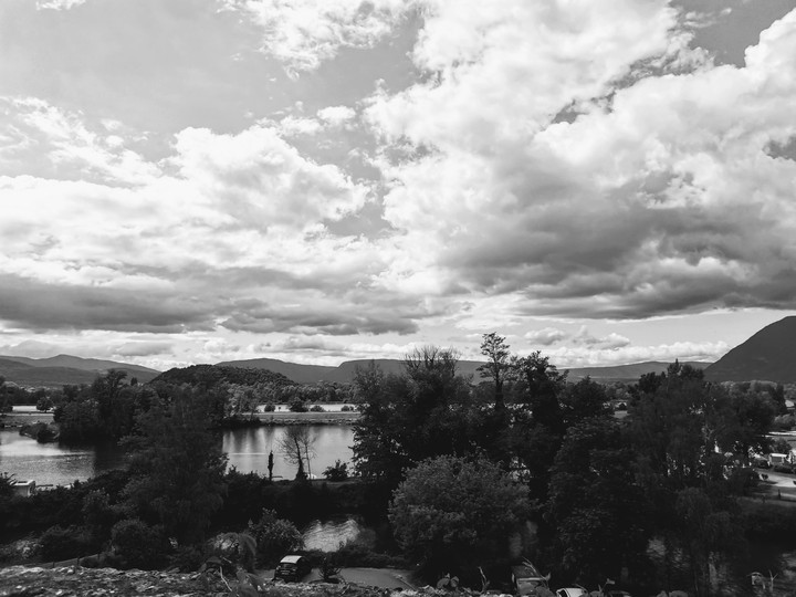 Between Monts and Water