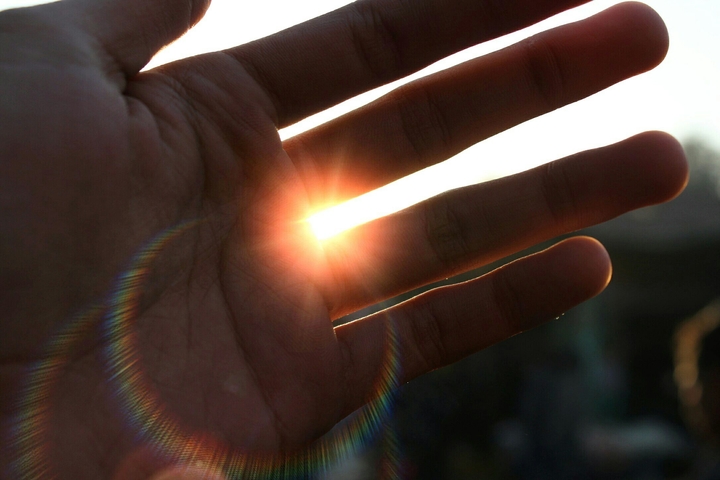 sun between the fingers.